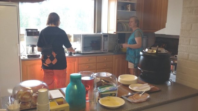 Huoltokeskuksen ytimessä oli jatkuvaa vipinää: kehiin toimitettiin eväitä ja virvokkeita ja näyttelytoimitsijoiden mahakin piti täyttää töiden välissä.