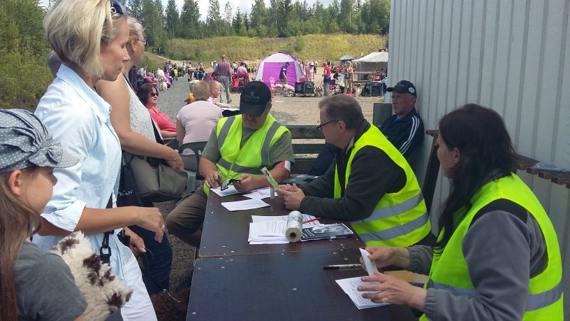 Yksikään koirista ei päässyt varsinaiselle kehäalueelle ilman rokotusten voimassaolon tarkistusta. 