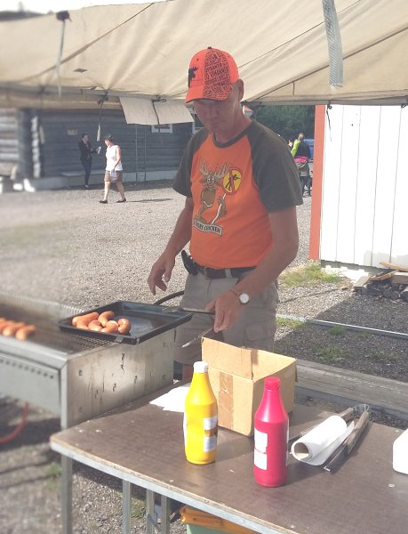 Kuumasta päivästä huolimatta myös kuumat makkarat tekivät kauppansa, vaikka olosuhteet eivät olleetkaan "makkarabisnekselle" kaikkein otollisimmat.
