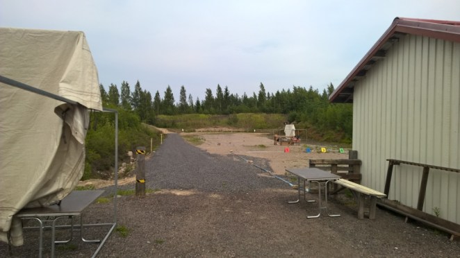 Aluksi ei ollut kuin paljasta maata. Ja sitten alkoi paikalle syntyä koiranäyttelyn kehiä...