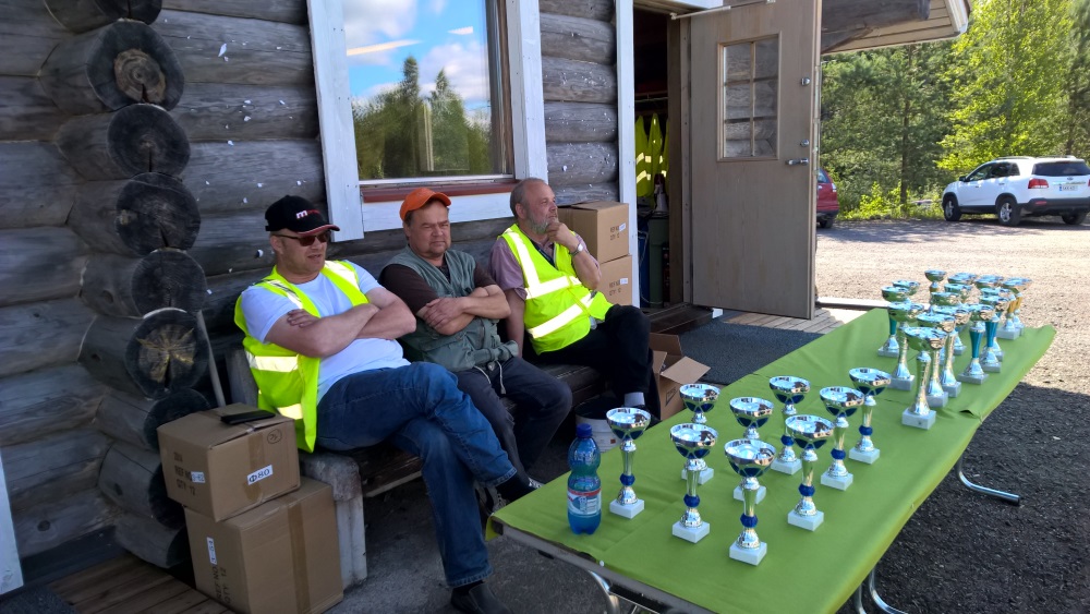 Järjestäjät pääsivät jo hieman huokaisemaan helpotuksesta, kun päästiin palkintojen noutovaiheeseen...