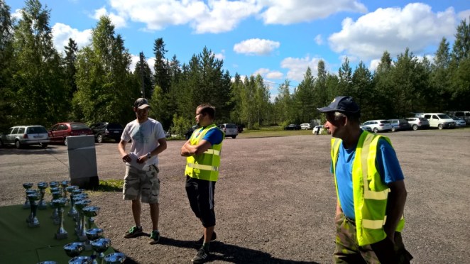 ... mutta parin tunnin kuluttua parkkivalvojat pääsivät huokaisemaan helpotuksesta, kun kaikki autot oli saatu kunnialla sijoiteltua, kukin omalle paikalleen.