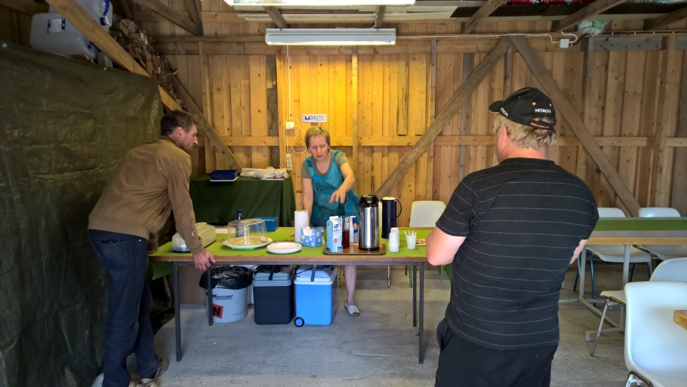 Kahvion juomille riitti menekkiä ja erityisesti mehuvarastoja jouduttiin kesken kaiken täydentämään.